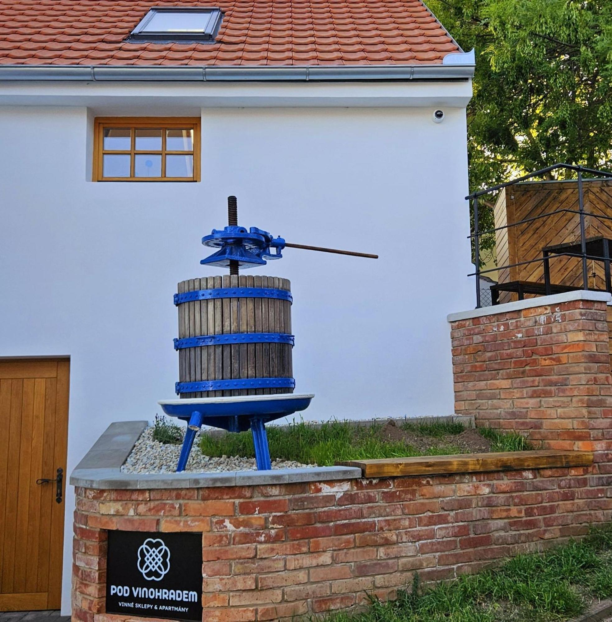 Pod Vinohradem - Apartmany & Vinne Sklepy Mutěnice Exterior foto