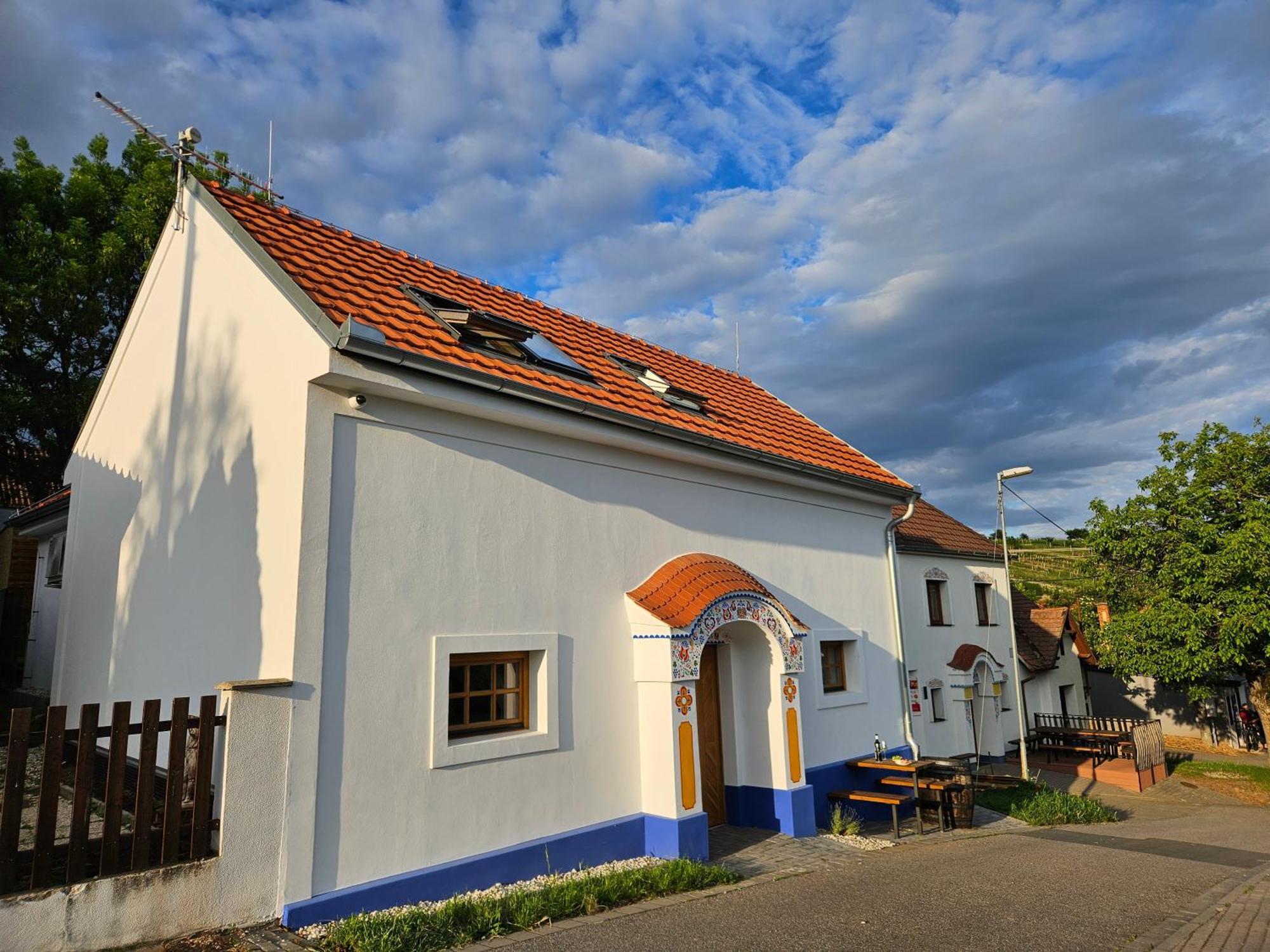 Pod Vinohradem - Apartmany & Vinne Sklepy Mutěnice Exterior foto